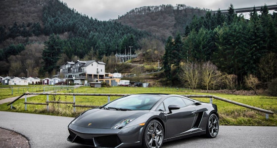 Rijd in een supersnelle Lamborghini of Ferrari California!